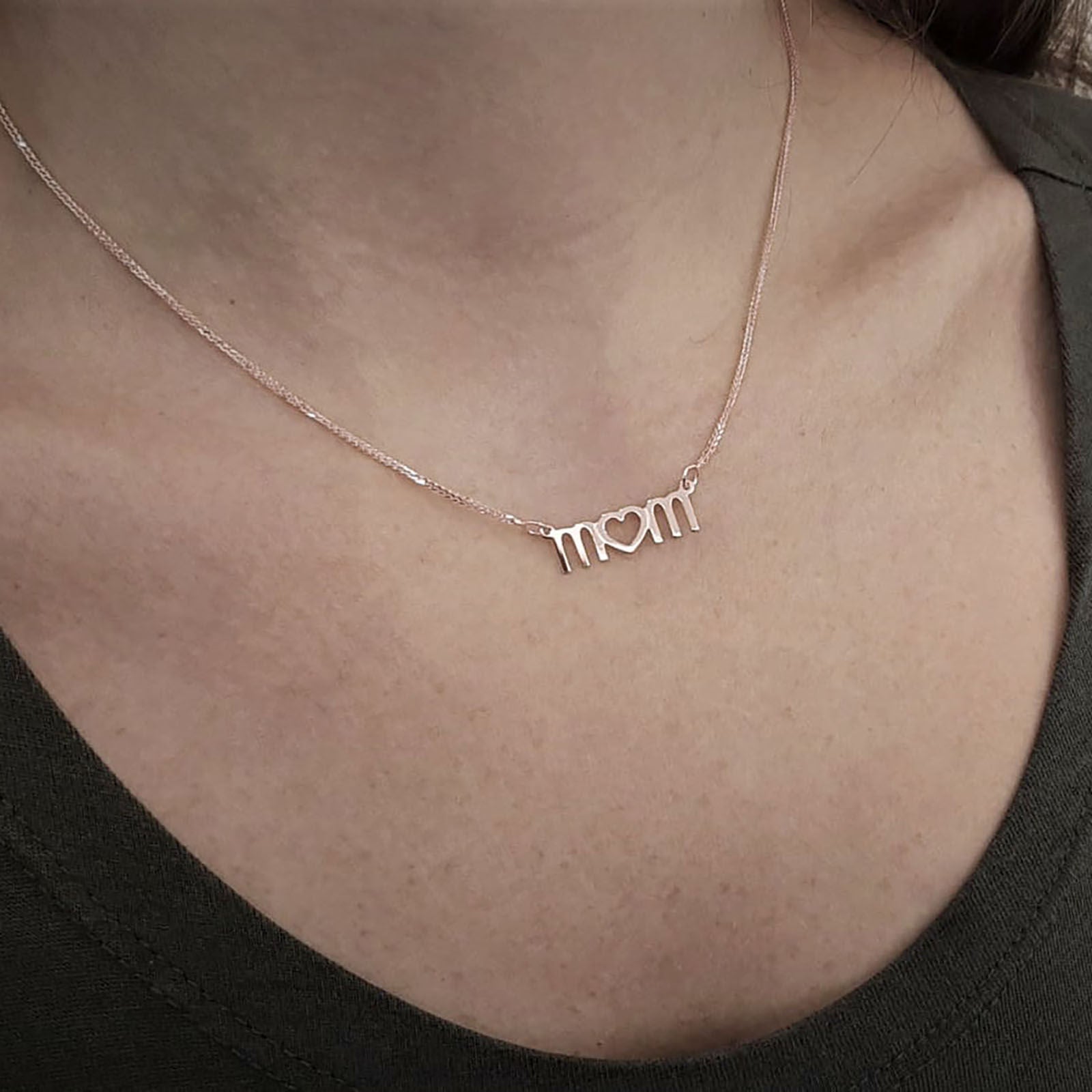 שרשרת mom בעיצוב אישי מזהב ורוד 14 קראט - לב